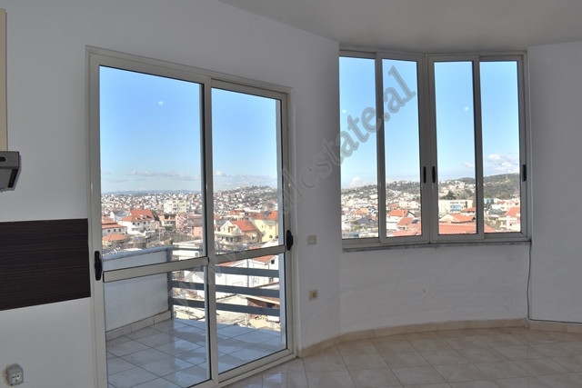 Apartament 1+1 per shitje ne rrugen Shefqet Kuka ne Tirane.
Apartamenti pozicionohet ne katin e 4 t